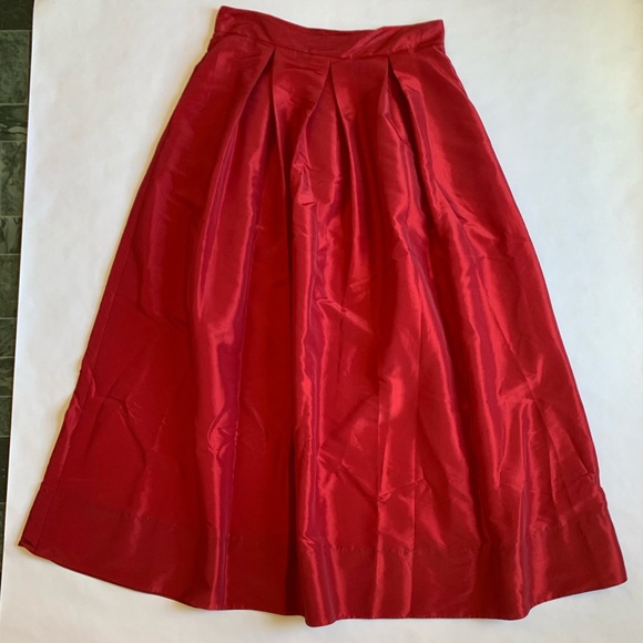 Long red skirt - Picture 3 of 5